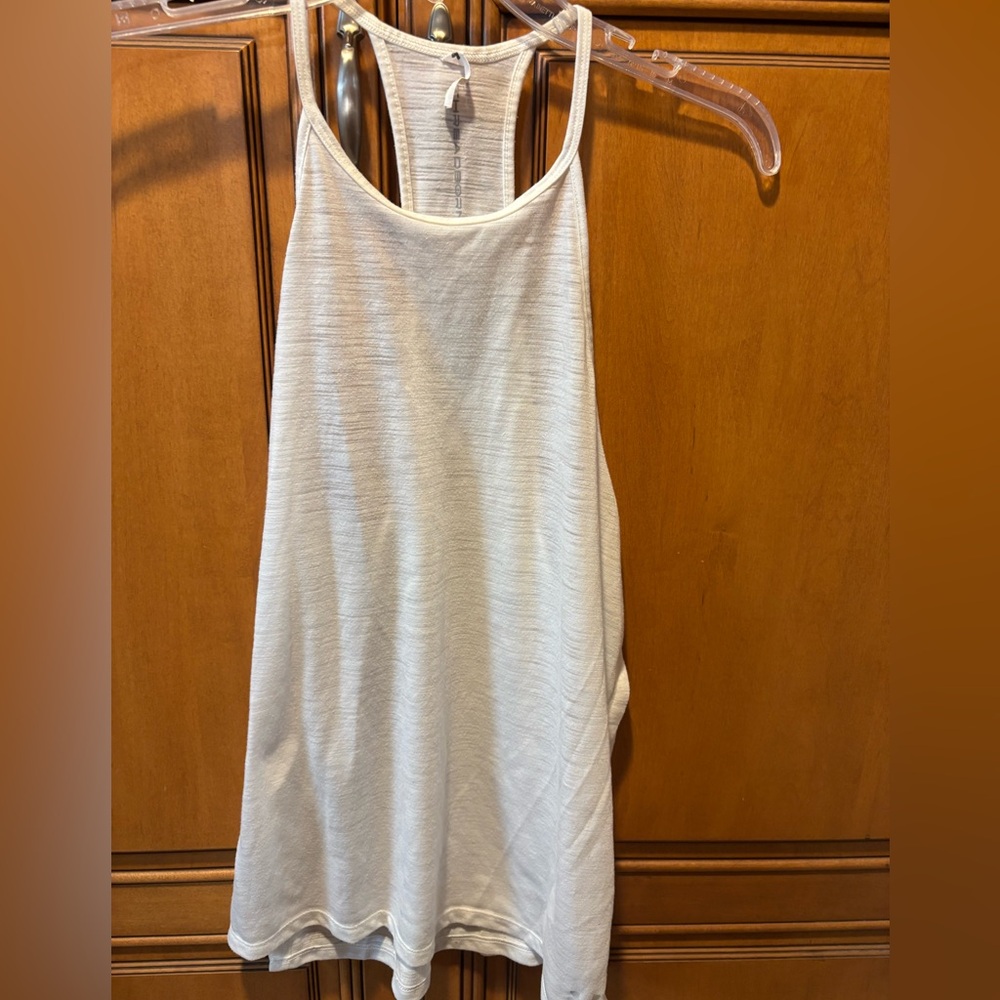 Ladies Under Armour Heatgear loose fitting tank top. Color: White. Size: S